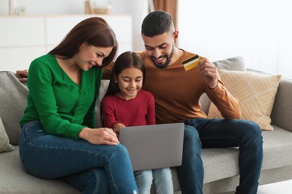 familia mirando la computadora portátil